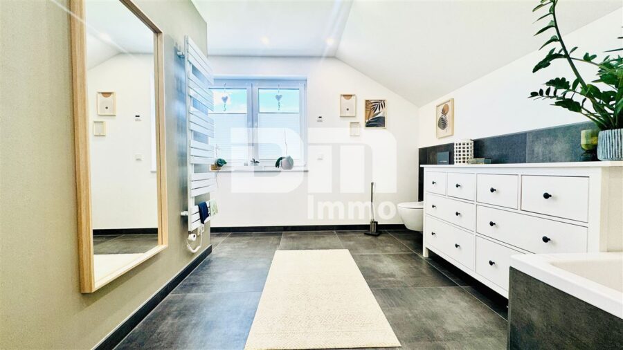 Exklusiver Neubautraum mit Premium-Ausstattung, großer Terrasse und Doppelgarage - OG / DG Badezimmer / Wanne / Dusche
